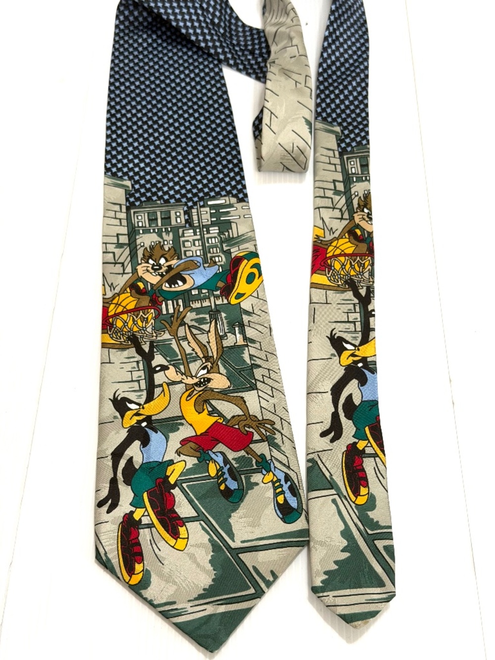 Vintage 90s Looney Tunes Basketball Novelty Tie Taz Daffy Duck Wile E Coyote